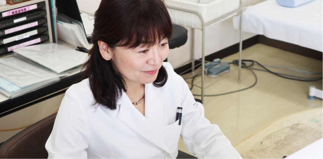 診察している医師の写真